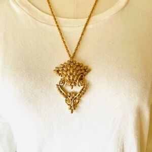 Monet 1960’s Vintage Pendent Necklace.